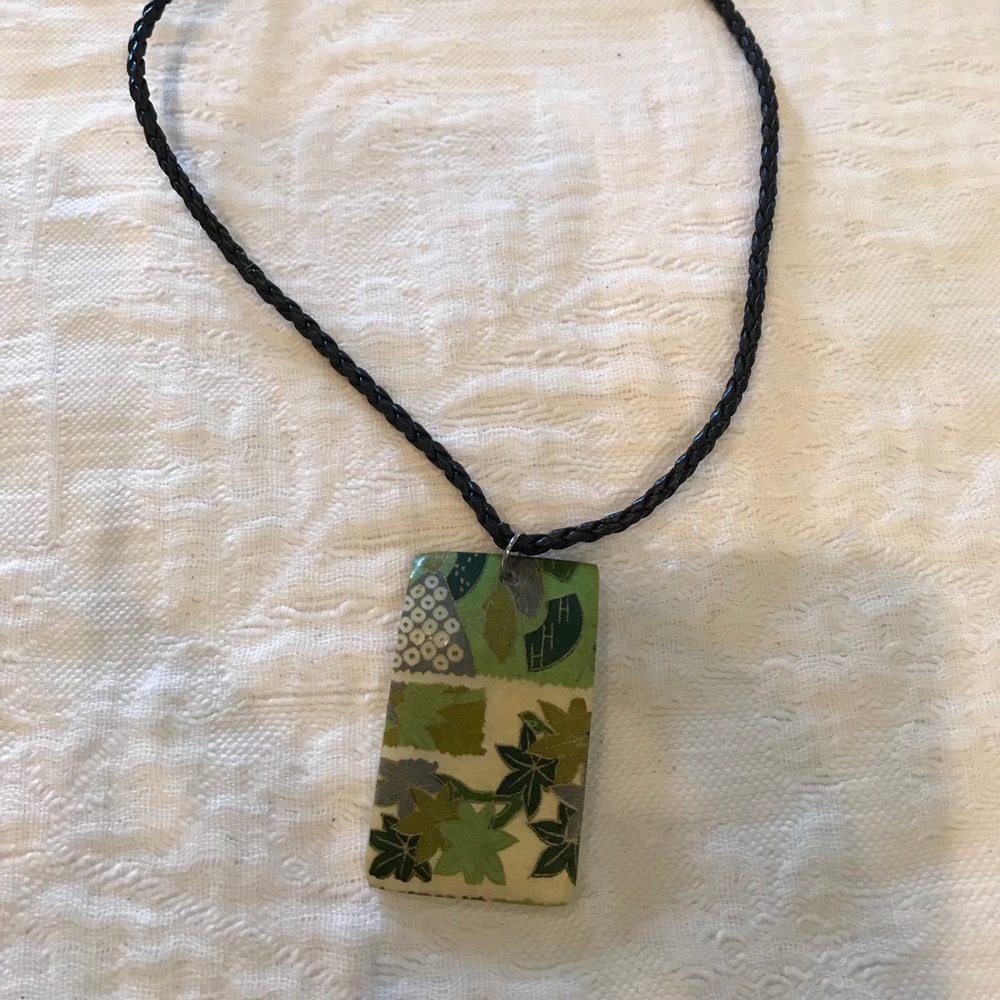 Pretty Necklace - Picture 2 of 3